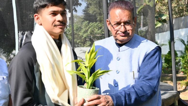 माउंट एवरेस्ट फतह करने वाले वीरेंद्र सिंह सामंत का कैबिनेट मंत्री गणेश जोशी ने किया सम्मान