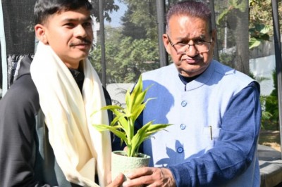 माउंट एवरेस्ट फतह करने वाले वीरेंद्र सिंह सामंत का कैबिनेट मंत्री गणेश जोशी ने किया सम्मान