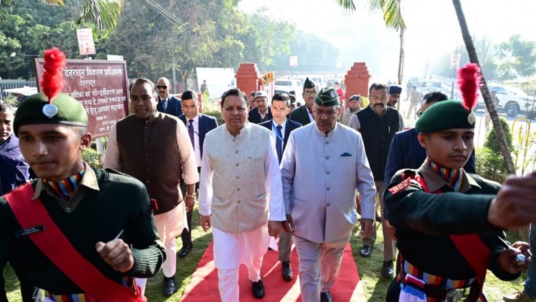 मुख्यमंत्री श्री पुष्कर सिंह धामी ने  स्व. जनरल बिपिन रावत की प्रतिमा पर पुष्पचक्र अर्पित कर दी श्रद्धांजलि