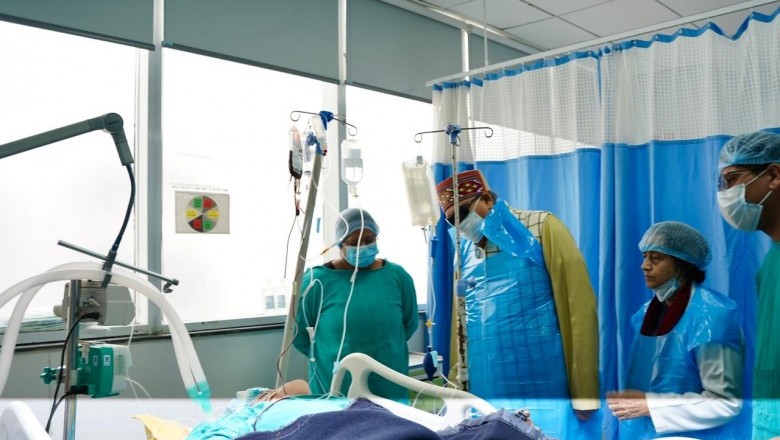 महाराज ने एम्स पहुंचकर गुलदार के हमले में घायल कंचन देवी का हालचाल जाना