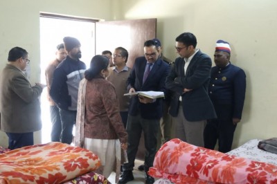 डीएम ने परखी रेनबसेरों की व्यवस्था; नगर निगम को दिए आवश्यक दिशा-निर्देश