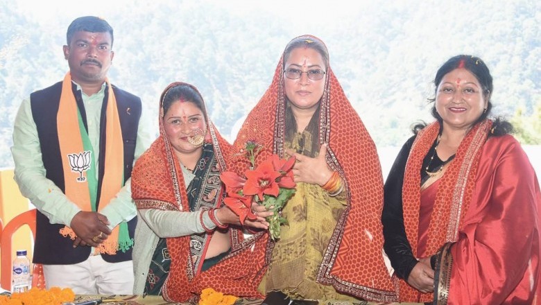 देवी भागवत कथा और सोमेश्वर में पूजन में शामिल हुईं रेखा आर्या