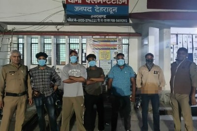 सार्वजनिक स्थानों/ रेस्ट्रोरेंट में शराब पी रहे 65 व्यक्तियों को हिरासत में लेकर लाया गया थाने, सख्त चेतावनी देते हुये की वैधानिक कार्यवाही