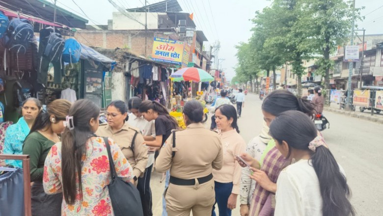 एसएसपी देहरादून के निर्देशों पर गौरा पुलिस की टीमो द्वारा सभी थाना क्षेत्रों में छात्राओं, कामकाजी/ घरेलू महिलाओं को किया जागरूक