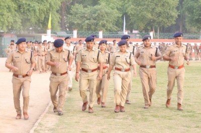 परेड के निरीक्षण के दौरान पुलिस कर्मियों के साथ स्वंय भाग दौड कर परखी कर्मियों की दक्षता, शारीरिक तथा मान्सिक रूप से स्वस्थ रहने का दिया संदेश
