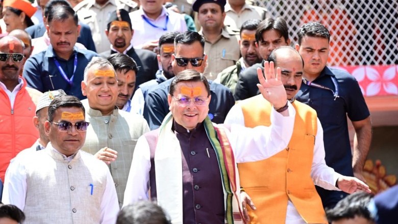 डोल आश्रम में आगमन पर मुख्यमंत्री द्वारा आश्रम परिसर में स्थापित श्रीयंत्र एवं यहां संचालित आध्यात्मिक गतिविधियों का अवलोकन किया