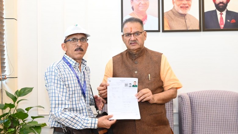 मतदाता सूची में नाम का सत्यापन कर कृषि मंत्री गणेश जोशी ने किया गहन पुनरीक्षण अभियान में सहभागिता का आह्वान,