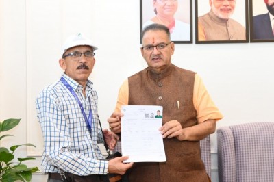 मतदाता सूची में नाम का सत्यापन कर कृषि मंत्री गणेश जोशी ने किया गहन पुनरीक्षण अभियान में सहभागिता का आह्वान,