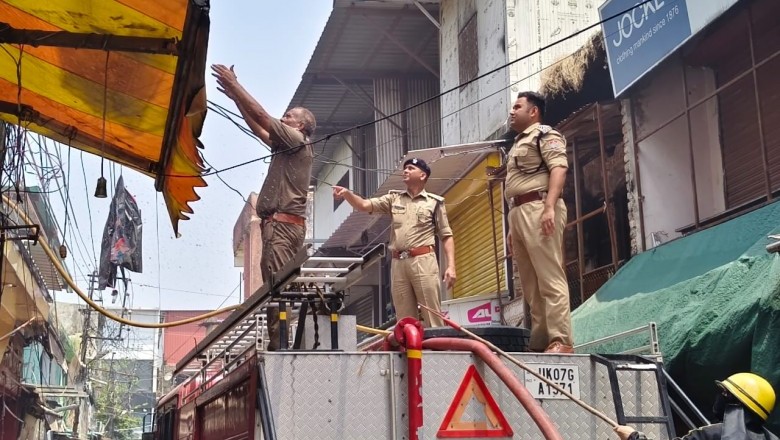 पलटन बाजार स्थित एक दुकान के तृतीय तल पर लगी  आग