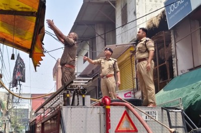 पलटन बाजार स्थित एक दुकान के तृतीय तल पर लगी  आग