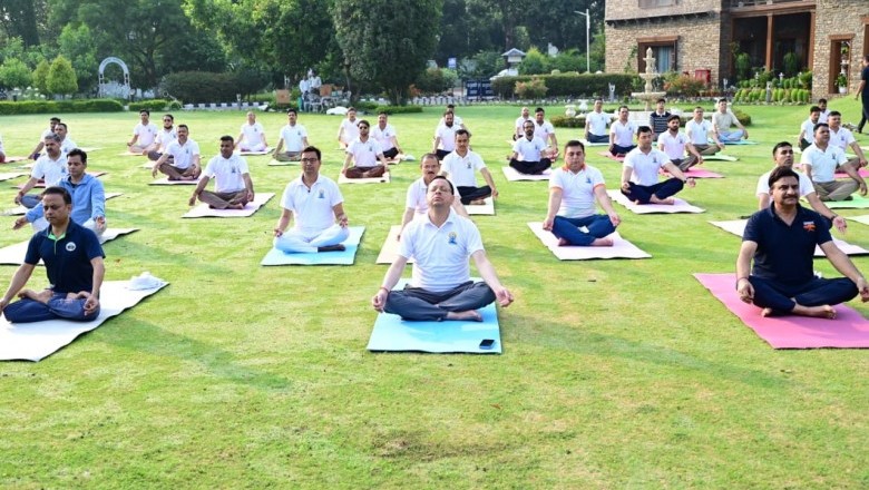 मुख्यमंत्री ने किया  अधिकारियों एवं कर्मचारियों के साथ योगाभ्यास