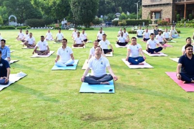 मुख्यमंत्री ने किया  अधिकारियों एवं कर्मचारियों के साथ योगाभ्यास