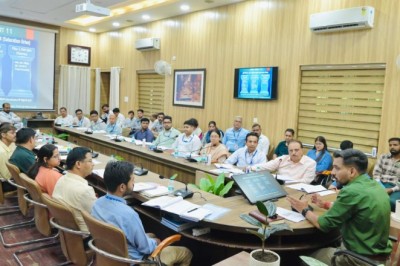 जिले के विकास में निवेश करें बैंक, केवल जमा जुटाना पर्याप्त नहीं- डीएम