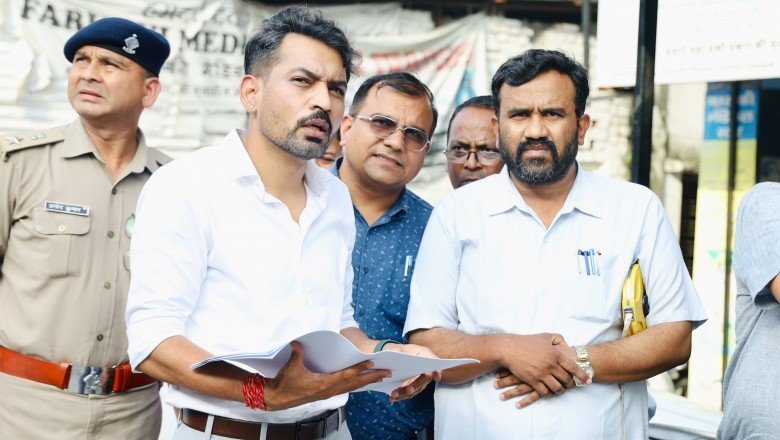 आढ़त बाजार/तहसील चौक सड़क चौड़ीकरण परियोजना कार्य प्रगति का डीएम ने किया स्थलीय निरीक्षण