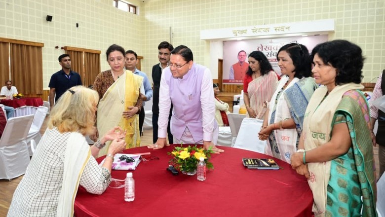 मुख्यमंत्री ने मुख्य सेवक सदन में लेखकों एवं साहित्यकारों से किया  संवाद
