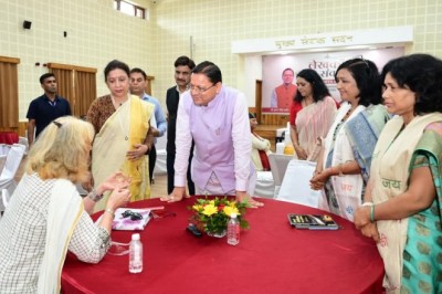 मुख्यमंत्री ने मुख्य सेवक सदन में लेखकों एवं साहित्यकारों से किया  संवाद