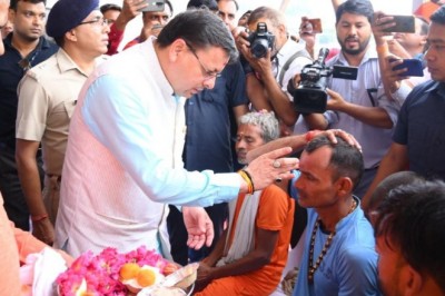 सीएम धामी ने कांवड़ियों के पैर धोए, फूल मालाएं पहनाकर किया भव्य स्वागत