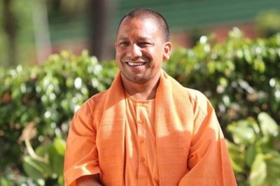 गोरखपुर पहुंचे CM योगी, कल 125 करोड़ की विकास परियोजनाओं का देंगे तोहफा