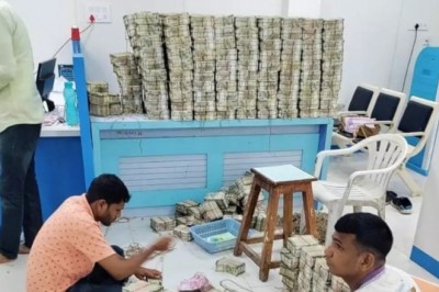 महाराष्ट्र में भी मिला नोटों का पहाड़, 56 करोड़ रुपये नकद गिनने में लगे 13 घंटे