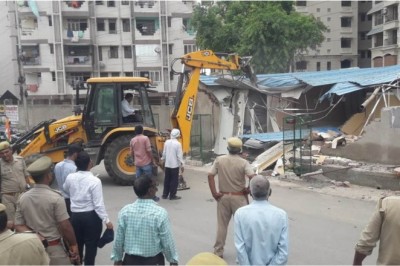 भाजपा नेता के अवैध निर्माण पर चला बुलडोजर, लगे हर-हर महादेव के नारे, योगी सरकार का जताया आभार