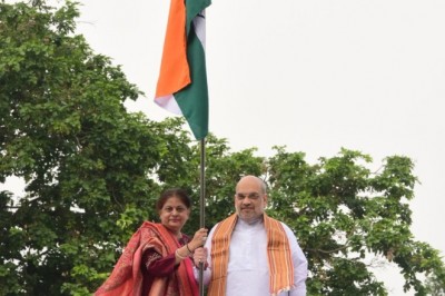 Har Ghar Tiranga: गृह मंत्री शाह ने पत्नी के साथ फहराया राष्ट्रध्वज, ITBP ने लद्दाख में दी तिरंगे को सलामी