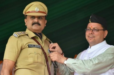 सीएम पुष्कर सिंह धामी ने पुलिस अधिकारियों को मुख्यमंत्री सराहनीय सेवा पदक से नवाजा