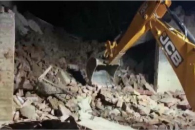 सरिया लदा बेकाबू ट्रक मकान में घुसा, रिटायर्ड सब इंस्पेक्टर समेत चार की मौत, 5 घायल