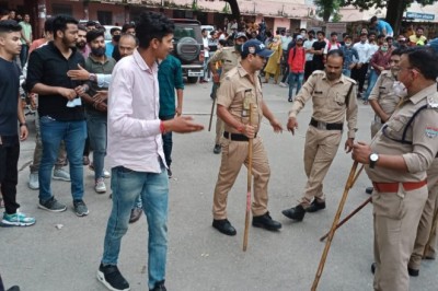DAV College: छात्र नेताओं ने कॉलेज का मुख्य रास्ता किया जाम, पुलिस से झड़प