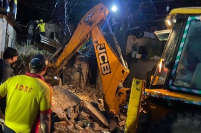 भारी बारिश के बाद काठ बंगला में ढह गई मकान की छत, मलबे से निकाले आठ दिन के मासूम सहित तीन के शव