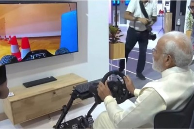 पीएम मोदी ने खुद लिया 5G सेवाओं का अनुभव, प्रगति मैदान में बैठकर यूरोप में चलाई कार