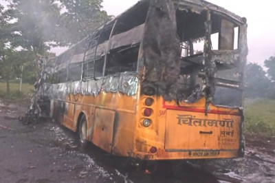 नासिक में भीषण सड़क हादसा, ट्रक से टक्कर के बाद आग का गोला बनी बस, बच्चे समेत 11 की मौत