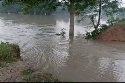 UP: सिद्धार्थनगर में बूढ़ी राप्ती नदी पर बना बांध टूटा, 20 से ज्यादा गांव जलमग्न