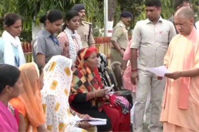 UP: सीएम योगी ने लगाया जनता दरबार, फरियादियों की सुनी फरियाद