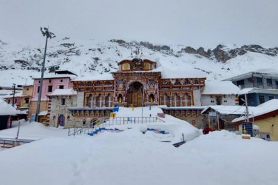 Snowfall In Uttarakhand: बर्फ की सफेद चादर में लिपटे पहाड़, बदरीनाथ की इन खूबसूरत तस्वीरों आयी सामने