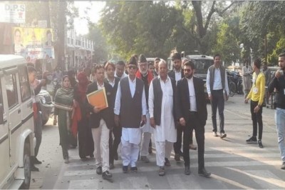 Rampur Bypoll: सपा प्रत्याशी आसिम राजा ने दाखिल किया नामांकन, आजम खां भी रहे साथ