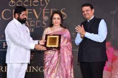 हेमा मालिनी को प्राइड ऑफ नेशन अवॉर्ड, महाराष्ट्र के मुख्यमंत्री एकनाथ शिंदे के हाथों सम्मानित