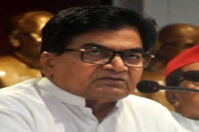 UP Bypoll: सपा नेता रामगोपाल यादव पहुंचे चुनाव आयोग, मैनपुरी-इटावा के डीएम और एसपी को हटाने की मांग