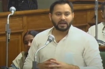 बिहार विधानसभा: तेजस्वी के बयान के दौरान विपक्षी विधायकों ने उठाई कुर्सी