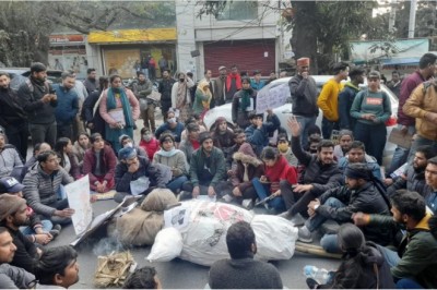 भर्ती रद्द होने से नाराज अभ्यर्थियों का फूटा गुस्सा, सीएम आवास कूच करने पहुंचे