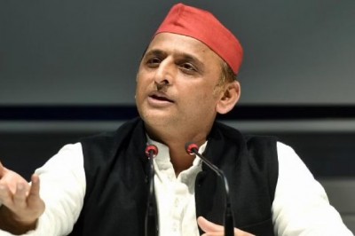 योगी सरकार के दावों पर अखिलेश ने उठाए सवाल, पूछा- पहले साइन हुए एमओयू कितना जमीन पर उतरे