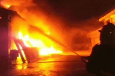 कोलकाता में साल्ट लेक इलाके में भीषण आग, कई दुकानें जलकर खाक