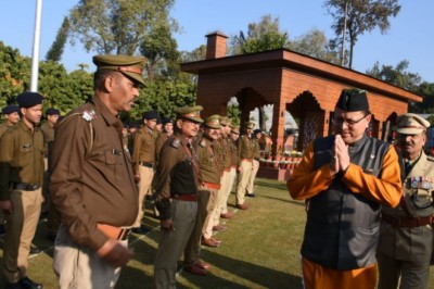 Uttarakhand: देहरादून के परेड मैदान में कार्यक्रम में सुरक्षा में चूक, सुरक्षा घेरा तोड़ मंच तक पहुंची भीड़