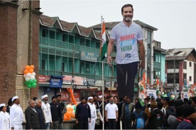 ध्वजारोहण के समय राहुल के कटआउट पर विवाद, केंद्रीय मंत्री बोले- ध्वज संहिता का अपमान