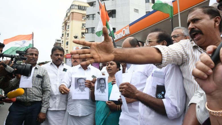 केरल में पेट्रोल-डीजल पर सेस के विरोध में उतरी कांग्रेस, बताया 'इतिहास का सबसे बुरा बजट'