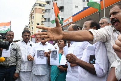 केरल में पेट्रोल-डीजल पर सेस के विरोध में उतरी कांग्रेस, बताया 'इतिहास का सबसे बुरा बजट'