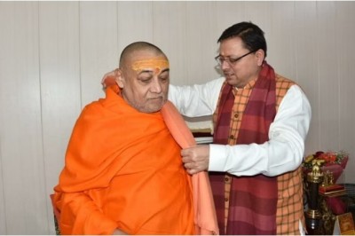हरिद्वार पहुंचे सीएम पुष्कर सिंह धामी, शंकराचार्य राजराजेश्वराश्रम से मुलाकात कर लिया आशीर्वाद