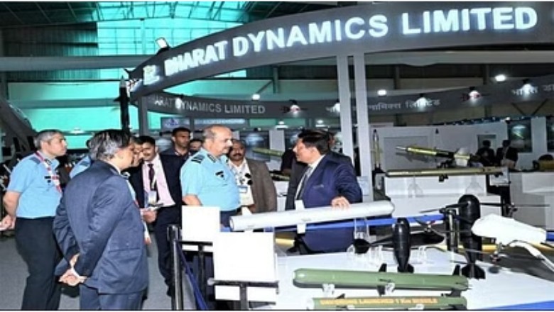 एयर चीफ मार्शल वीआर चौधरी ने Aero India में प्रदर्शन के लिए एयरोस्पेस क्षेत्र के स्टॉलों का दौरा किया