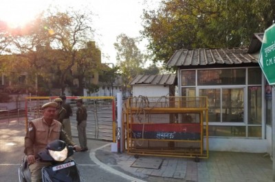 UP: सीएम योगी के आवास के बाहर बम मिलने की सूचना, अधिकारियों का दावा- दी गई फर्जी जानकारी