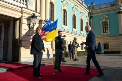 रूस-यूक्रेन जंग की बरसी से ठीक पहले जेलेंस्की से मिलने पहुंचे बाइडन