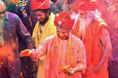 Holi 2023: शोभायात्रा में शामिल होंगे गोरक्षपीठाधीश्वर